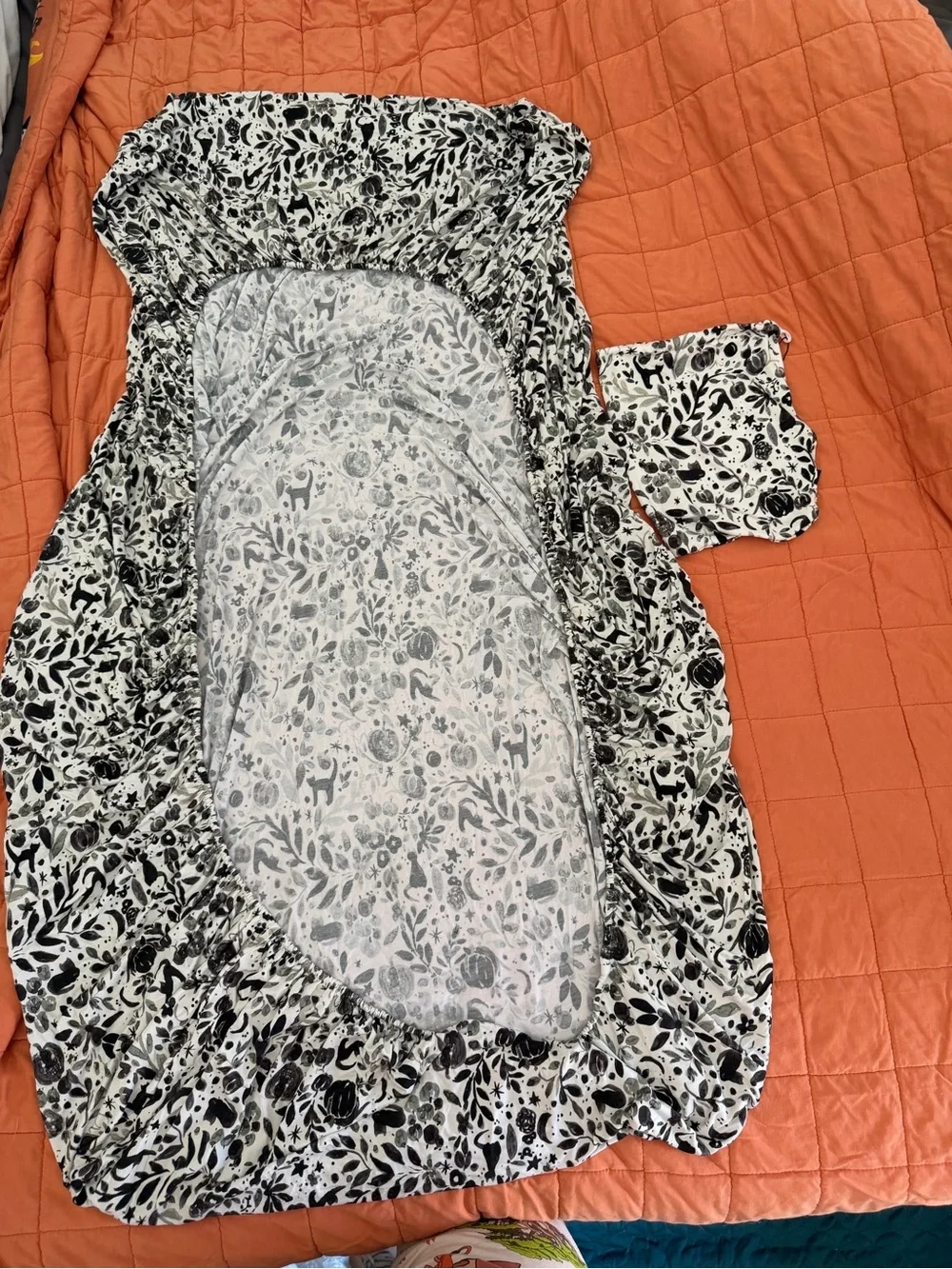 The Sleepy Sloth Salem Black Cat Standard Crib Sheet GUC